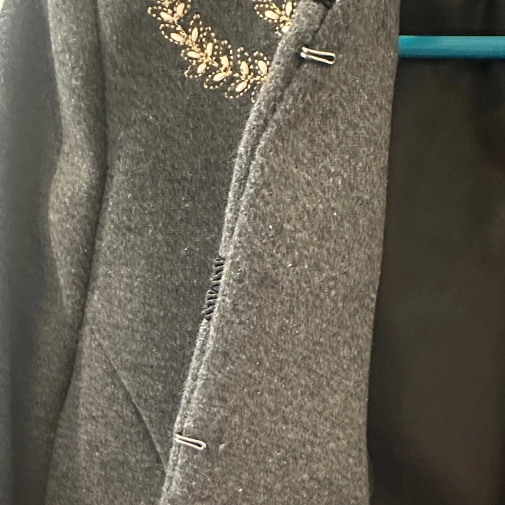 Chic Military-Style Gray Blazer with Gold Embroidery - Picture 3 of 7